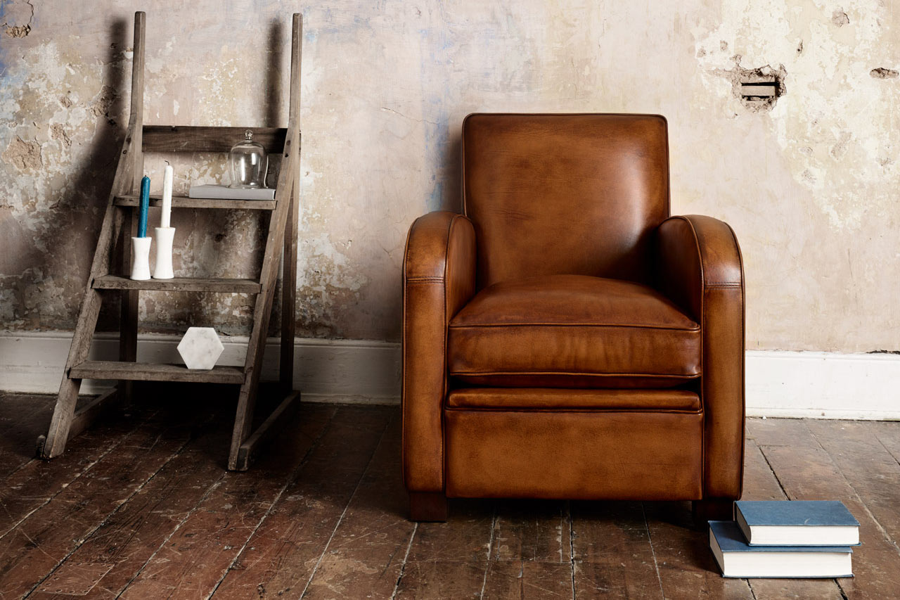 Sloop modern leather chair with smooth flowing contours and harmonious form