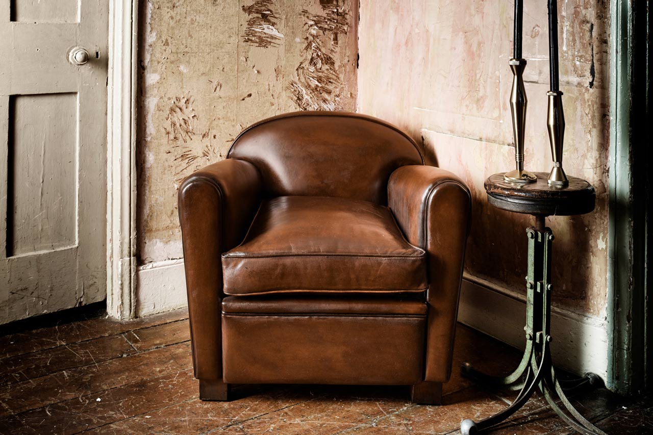Button compact  chair with contoured shape and fluted armrests