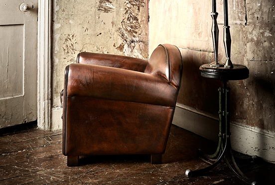 Button compact chair with contoured shape and fluted armrests